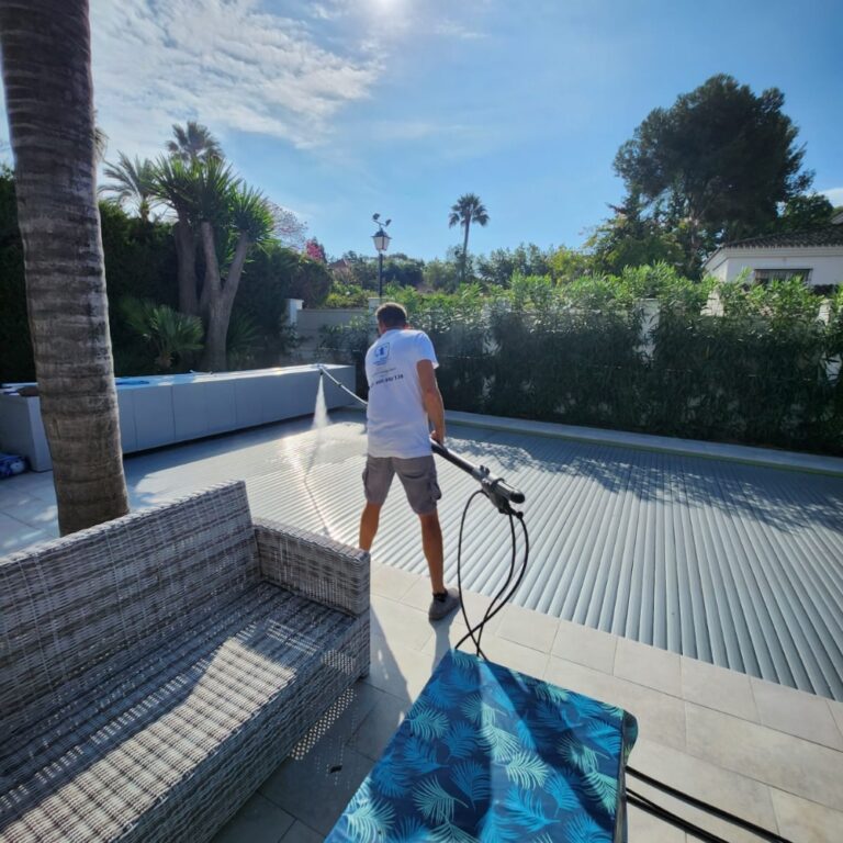 Profesional de Sergio Facility Service realizando limpieza exterior con hidrolimpiadora en vivienda en Marbella.