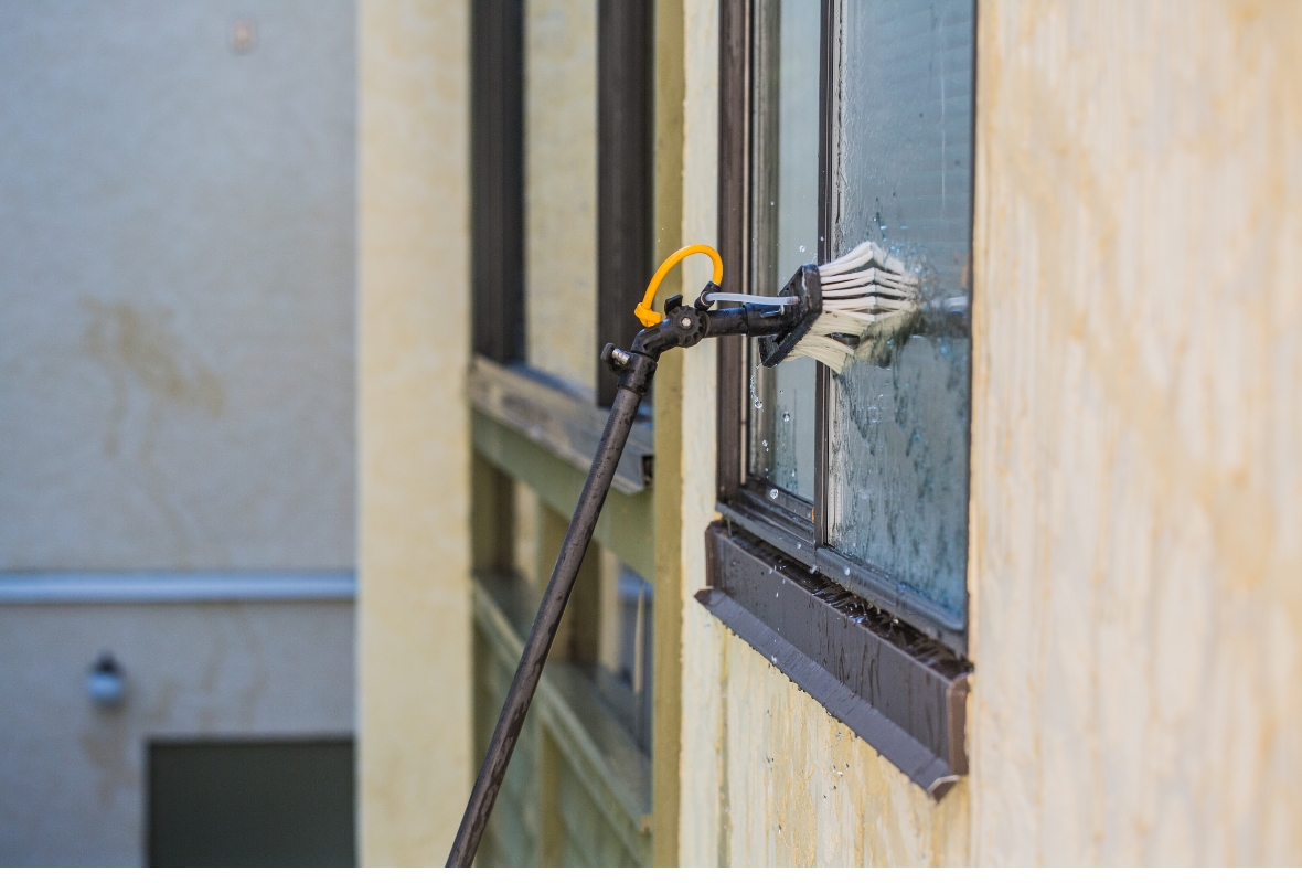 Servicio de limpieza de cristales en altura en Marbella realizado por Sergio Facility Service.