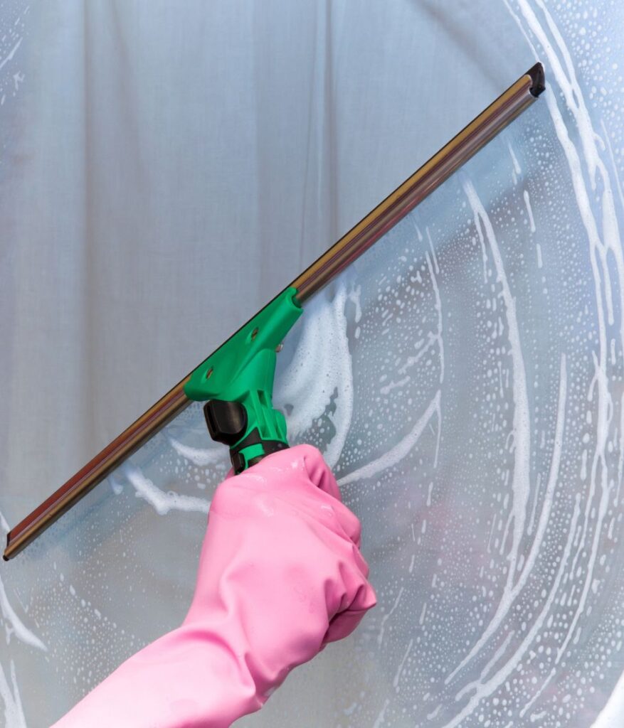 Limpieza profesional de cristales realizada por Sergio Facility Service en vivienda en Marbella.