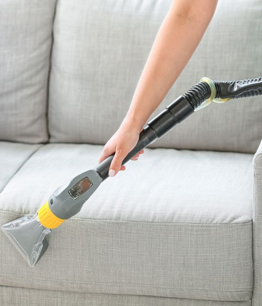 Limpieza profesional de tapicería realizada por Sergio Facility Service en sofá en Marbella.”