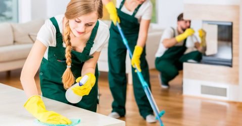 personas-limpiando-casa personas-limpiando-casa